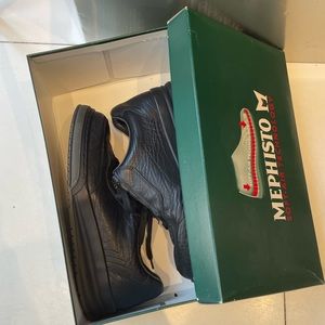 It’s a nice black everyday sneaker, never worn.